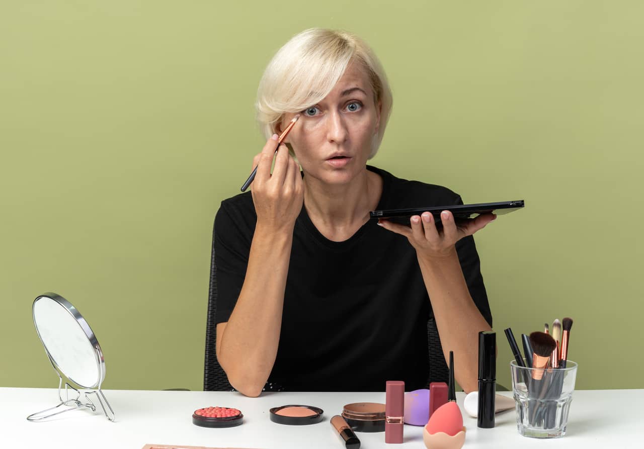 Wearing make-up can cause breakoutsacne